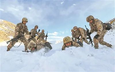 1月4日，陆军某团官兵在雪地中开展单兵战术比武。刘晓东摄