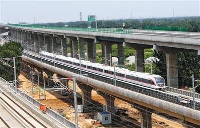 昨日，新机场线列车开始测试运行。新机场线一期工程开始试运行。记者 王贵彬