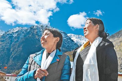 卓嘎（左）、央宗姐妹俩。新华社记者 普布扎西摄