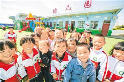 贵州省毕节市大方县猫场镇箐口村的箐口小学幼儿园里，孩子们露出开心的笑脸。 罗大富摄（人民图片）