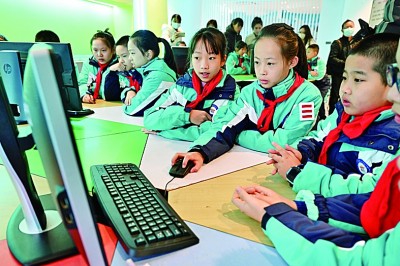 福建福州,学生在“创客教室”学习科学课。新华社发