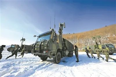 1月4日，火箭军某旅通信分队在冰天雪地中组织实装操作训练。陈浩摄
