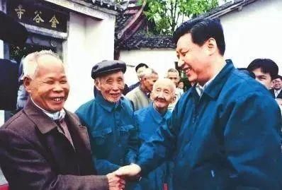 △1999年11月，时任福建省委副书记、代省长习近平在永定暴动旧址——金谷寺前慰问“五老”人员代表。