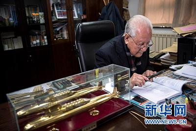 2017年12月15日，黄旭华院士在办公室查阅资料。新华社记者 熊琦 摄