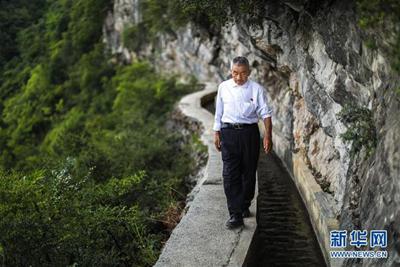 2018年8月11日，黄大发沿着修建在绝壁上的“大发渠”巡查。新华社记者 刘续 摄