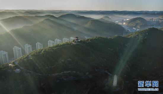这是2019年8月29日拍摄的被绿色环绕的陕西省延安市宝塔山（无人机照片）。新华社记者 陶明 摄
