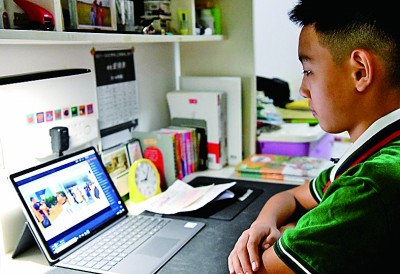 9月初,河南郑州市纬五路第一小学六年级学生朱伽礼在线参与学校课程。新华社发