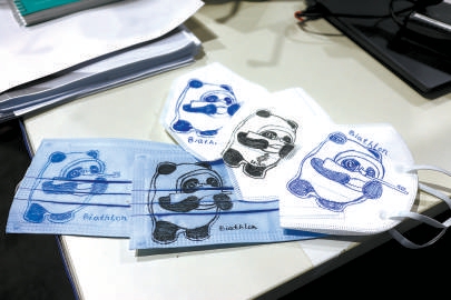 志愿者手绘“冰墩墩”口罩成“爆款” 让小口罩成为了解中国的窗口