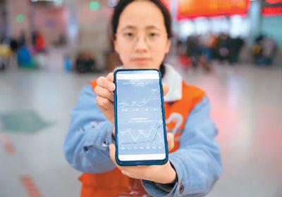 志愿者小宁正在展示自己手机的计步数据。苏阳 摄（人民图片）