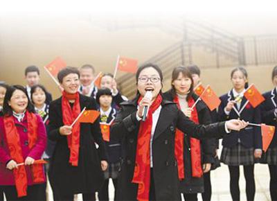 贵州省贵阳市甲秀高中，全体师生用歌舞“快闪”演绎《我和我的祖国》。 赵 松摄