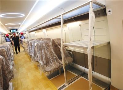新机场线列车车厢内行李架。