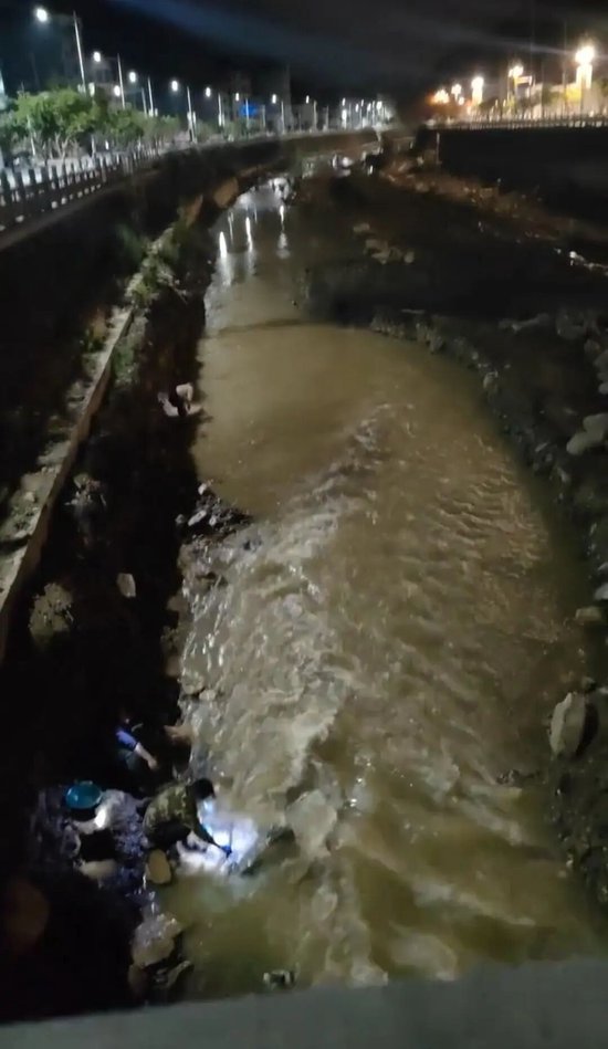 甘肃一条小河现多位淘金者，“凌晨1点还有人”！当地政府回应：明确禁止个人淘金行为