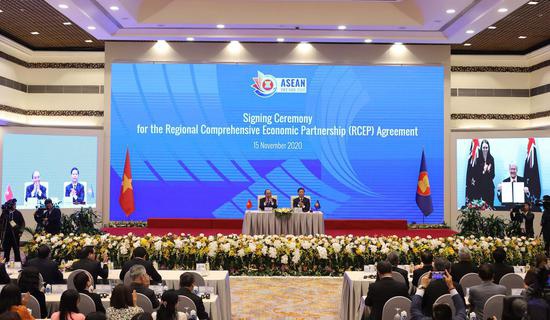 11月15日在越南首都河内拍摄的区域全面经济伙伴关系协定（RCEP）签署仪式现场。新华社 图