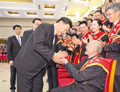 2019年7月26日，党和国家领导人习近平、李克强、王沪宁等在北京会见全国退役军人工作会议全体代表。新华社记者 丁 林摄