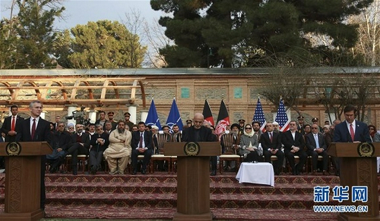 （图片说明：2020年2月29日，在阿富汗首都喀布尔，美国国防部长马克·埃斯珀（前右）、阿富汗总统阿什拉夫·加尼（前中）和北约秘书长延斯·斯托尔滕贝格在新闻发布会上。新华社发，拉赫马图拉·阿里扎达 摄）