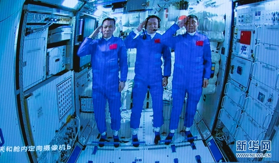 这是6月17日在北京航天飞行控制中心拍摄的进驻天和核心舱的航天员聂海胜、刘伯明、汤洪波向全国人民敬礼致意的画面。新华社记者 金立旺 摄
