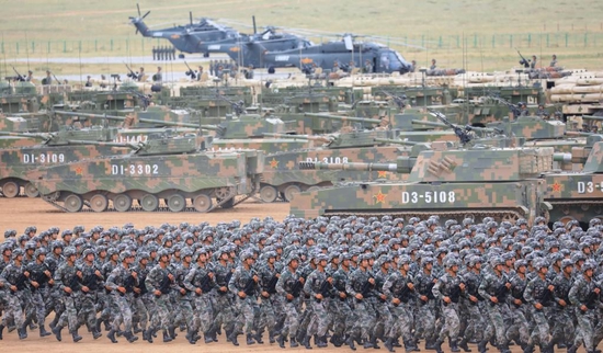 2017年7月30日，庆祝中国人民解放军建军90周年阅兵在位于内蒙古的朱日和训练基地举行。新华社记者 李刚 摄