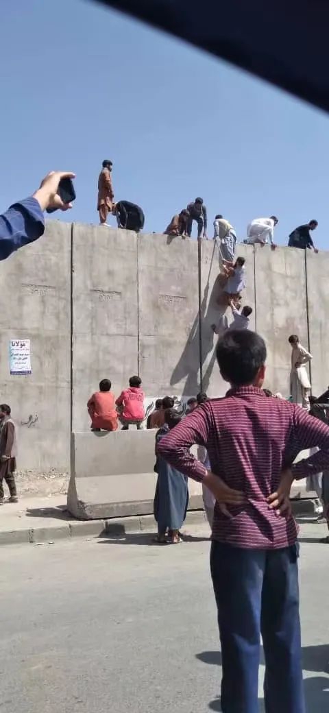 部分民众试图翻越机场围墙.图源:受访者供图