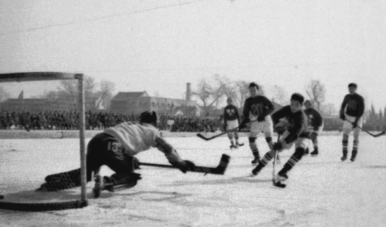 1953年，华北区冰上运动会，北京队与天津队的冰球比赛。（图源：人民画报）