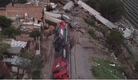 墨西哥一货运列车脱轨后冲入居民民区（视频截图）