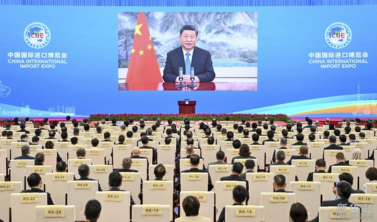 ↑2021年11月4日晚,习近平以视频方式出席第四届中国国际进口博览会开幕式并发表题为《让开放的春风温暖世界》的主旨演讲。