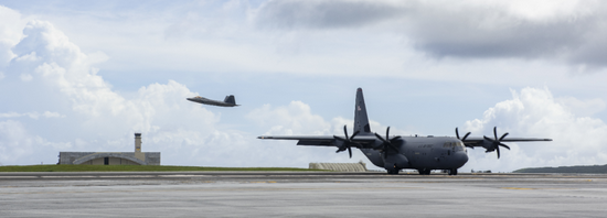 F-22和C-130J。图片来源：美国安德森空军基地官网