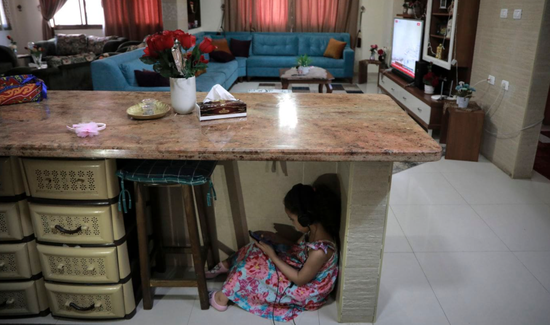 5月19日,mghames的女儿乔瑞躲在桌子下.图据《华盛顿邮报》