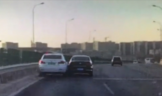 北京德贤路两车斗气视频疯传 警方介入调查