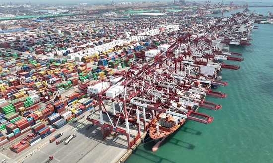 山东港口青岛港前湾港区一派繁忙景象(2022年6月15日摄,无人机照片).