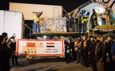  ▲工作人员运输中国援助埃及的首批新冠疫苗