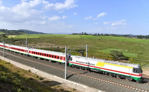 ▲在埃塞俄比亚首都亚的斯亚贝巴附近，一列试运行列车在中国企业建设的亚吉铁路上行驶