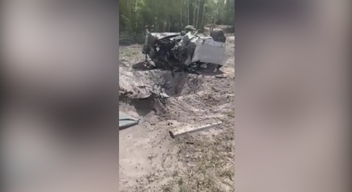 俄作家扎哈尔·普里列平所乘汽车在下诺夫哥罗德州的公路上被炸 图自俄媒报道配图