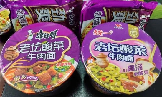 · 　　市场上出现的老坛酸菜方便面。