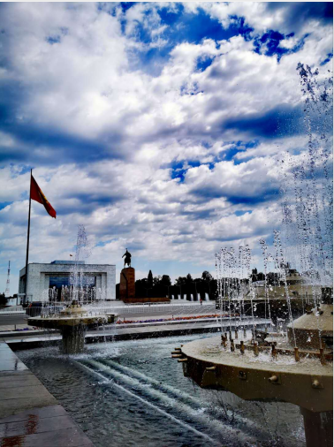 △阿拉套广场是吉尔吉斯斯坦首都比什凯克的中央广场，是国家活动与庆典的场所，建于1984年。（央视记者张淳 荆伟拍摄）