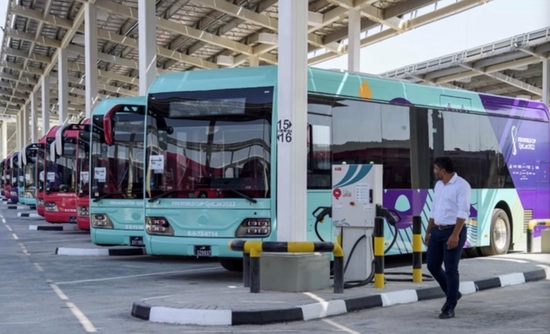 △卡塔尔多哈，为世界杯服务的新能源大巴车整装待发，其中来自中国的宇通新能源客车成为主力。