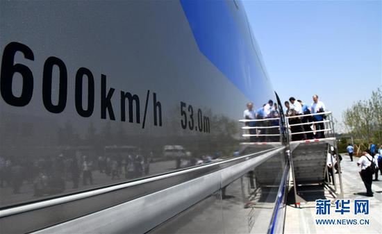 2019年5月23日，参观人员在山东青岛登上时速600公里高速磁浮试验样车参观。 新华社记者李紫恒摄