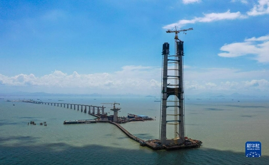 由中交二航局承建的深中通道伶仃洋大桥东索塔（7月1日摄）。新华社记者 刘大伟 摄
