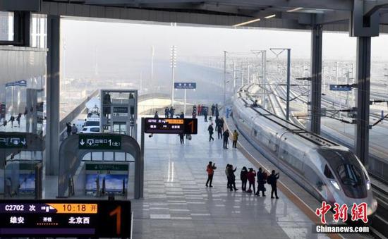 12月27日，一辆复兴号动车组列车驶入雄安站。中新社记者 韩冰 摄