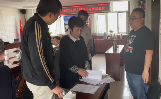 督查组在乌兰察布市集宁区不动产登记中心查阅有关数据。新华社记者 摄