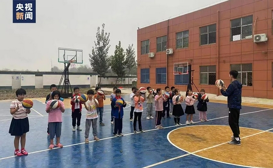 △支教老师带孩子们上了第一堂篮球课