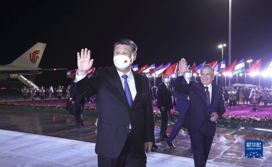 当地时间9月14日晚，国家主席习近平乘专机抵达撒马尔罕，开始对乌兹别克斯坦共和国进行国事访问并出席上海合作组织成员国元首理事会第二十二次会议。这是乌兹别克斯坦总统米尔济约耶夫、政府总理阿里波夫、外长诺罗夫、撒马尔罕州州长图尔济莫夫等高级官员在机场热情迎接。新华社记者 鞠鹏 摄