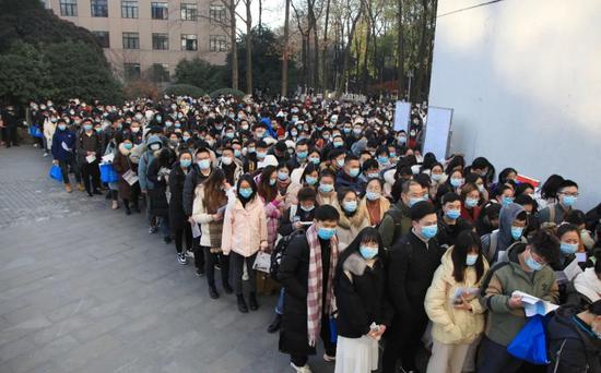 等候入场的考生|图片来源:视觉中国。