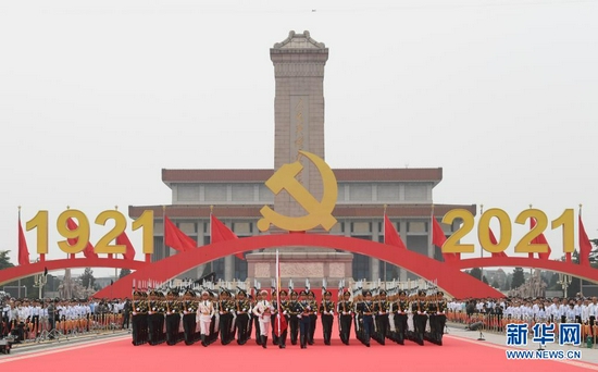 7月1日上午，庆祝中国共产党成立100周年大会在北京天安门广场隆重举行。这是国旗护卫队准备升旗。新华社记者 申宏 摄