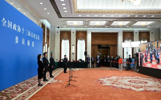 3月7日，全国政协十三届五次会议第二场“委员通道”采访活动在北京人民大会堂新闻发布厅举行。新华社记者 金良快 摄