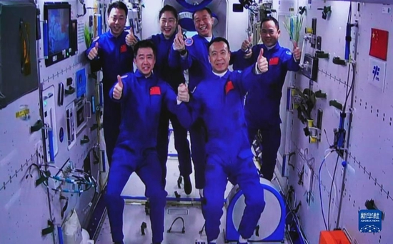  2022年11月30日在酒泉卫星发射中心拍摄的神舟十五号航天员乘组与神舟十四号航天员乘组太空合影的画面。新华社记者 郭中正 摄