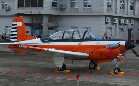 台媒：台空军一架T-34教练机坠毁，2名飞行员死亡