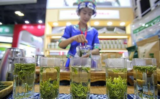 ▲这些年高端岩茶火爆,武夷山大多数茶农却并没有从中受益。资料图,图文无关。图片来源:新京报网