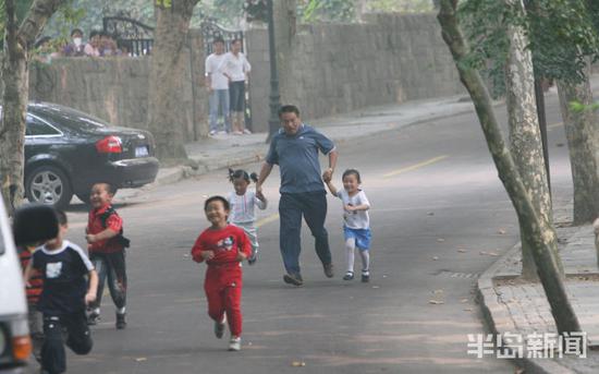 吴孟达在山海关路拍戏过程中