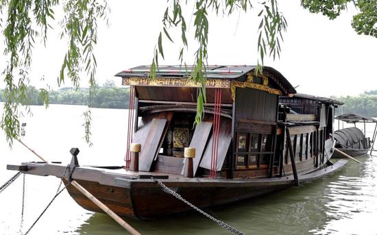5月27日，中共一大纪念船（红船）停泊在嘉兴南湖湖心岛。