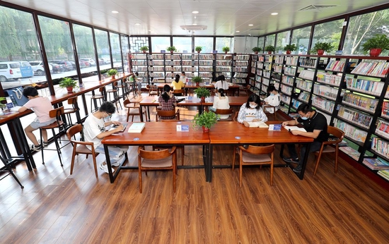  2021年8月21日，读者在河北省石家庄市藁城区人民广场“24小时智慧图书馆”内阅读。新华社记者 骆学峰 摄